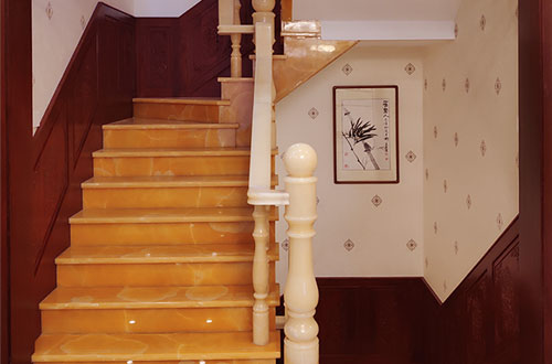 徽州中式别墅室内汉白玉石楼梯的定制安装装饰效果