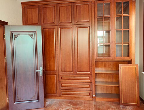徽州中式家庭装修里定制的实木衣柜效果图